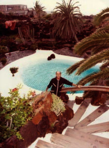 CÉSAR MANRIQUE APPREZZANDO LA SUA OPERA