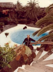 CÉSAR MANRIQUE APPRECIATING HIS WORK