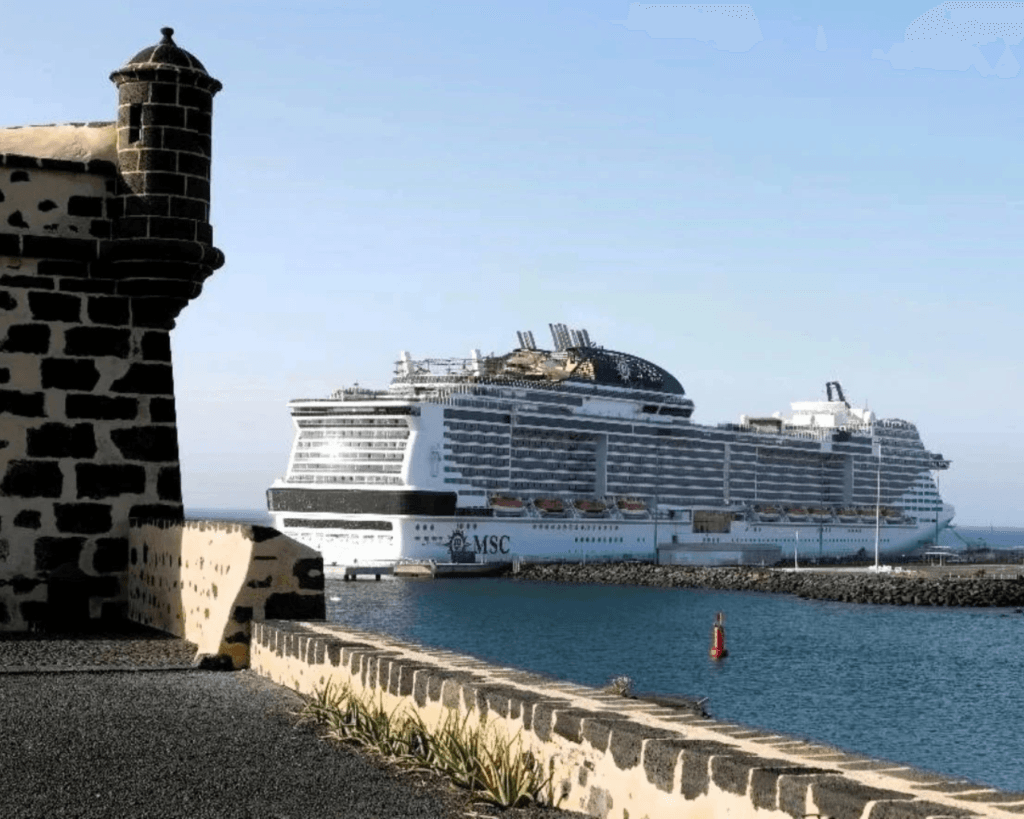 Nave da crociera attraccata al porto di Arrecife - Lanzarote